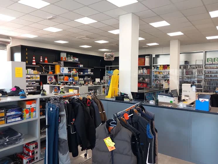 Showroom Silas con abbigliamento da lavoro e dispositivi di protezione individuale esposti